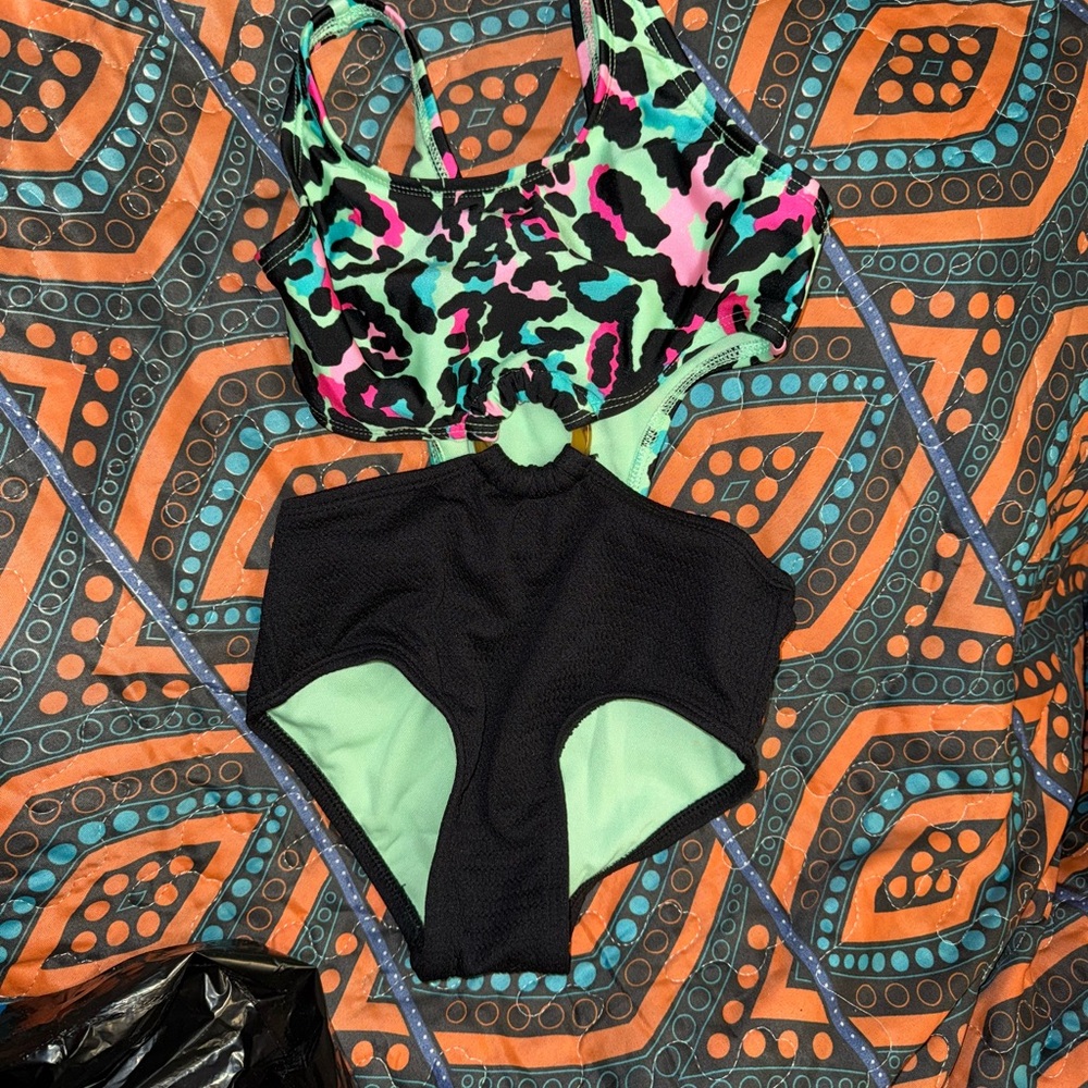 Girls Size XS Colorful Leopard Print One Piece Swimsuit, BRAND NEW, NEVER WORN